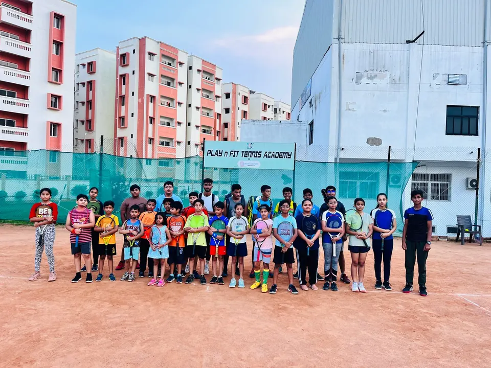 PLAY n FIT juniors lined up with racquets along the court