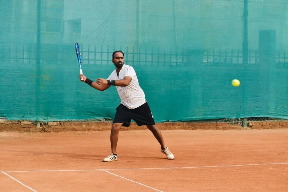 Adult player preparing a forehand during a rally